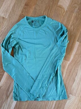 FIGS Women’s Long Sleeve Top in Green